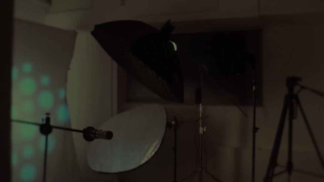 O estúdio do MediaLab, com iluminação e pedestal de microfone montados